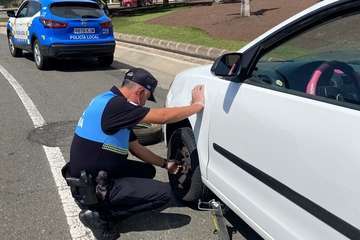 Ayuda policial a una conductora en apuros/TA.